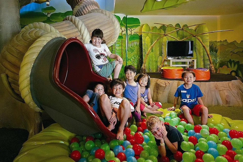 MESRA KELUARGA: Jurucakap Hotel Shangri-La's Rasa Sentosa Resort & Spa antara lain berkata kebanyakan tetamu semasa cuti Jun ini merupakan keluarga dengan anak-anak. Kawasan permainan di hotel tersebut merupakan antara daya tarikan golongan itu. - Foto SHANGRI-LA'S RASA SENTOSA RESORT & SPA