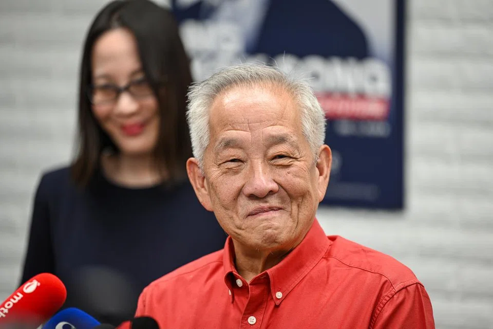 AKUR TEWAS: Encik Ng Kok Song memberitahu media bahawa beliau telah mengucapkan tahniah kepada Encik Tharman semasa kededua calon itu bercakap menerusi telefon. 