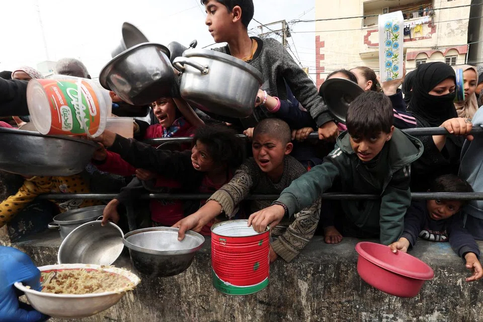Mereka yang masih berlindung di khemah pelarian di Rafah terpaksa bergantung kepada bantuan makanan yang siap dimasak oleh badan-badan amal.