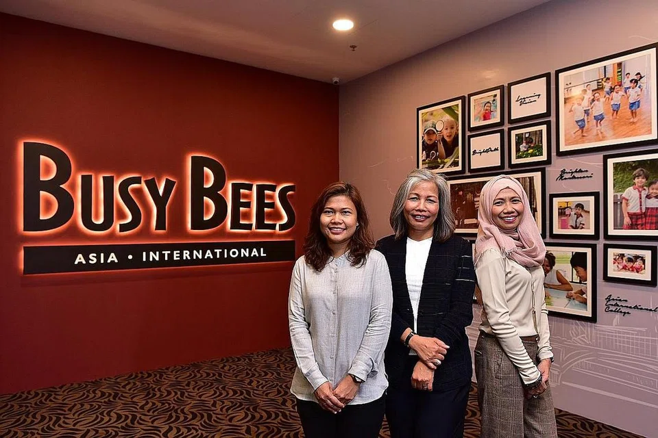 MEMPERKASA WANITA DAN KANAK-KANAK: Cik Jummaida (tengah) bersama dua orang kakitangannya, Cik Marlina (paling kiri) dan Cik Rabiatul yang membantu menyelaras projek Akses Pengetahuan. - Foto BH oleh DIOS VINCOY JR