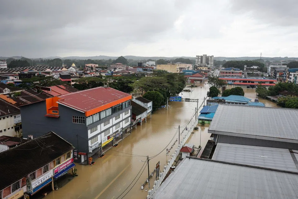 BANJIR BELUM SURUT: Keadaan banjir yang buruk di Kota Tinggi yang masih ditenggelami air pada 10 Januari.