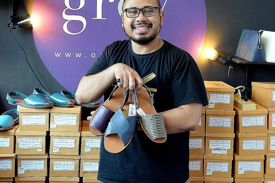 BERNIAGA SANDAL: Dalam kehidupan sebenar, Trisno juga seorang peniaga sandal. - Foto IMAN ALIF 