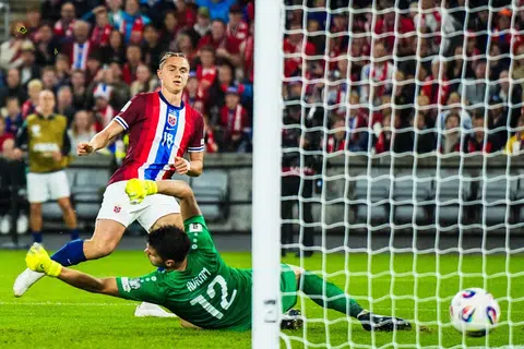 Penyerang Norway, Thelo Aasgaard, menjaringkan gol ketujuh negaranya ketika menentang Moldova. 