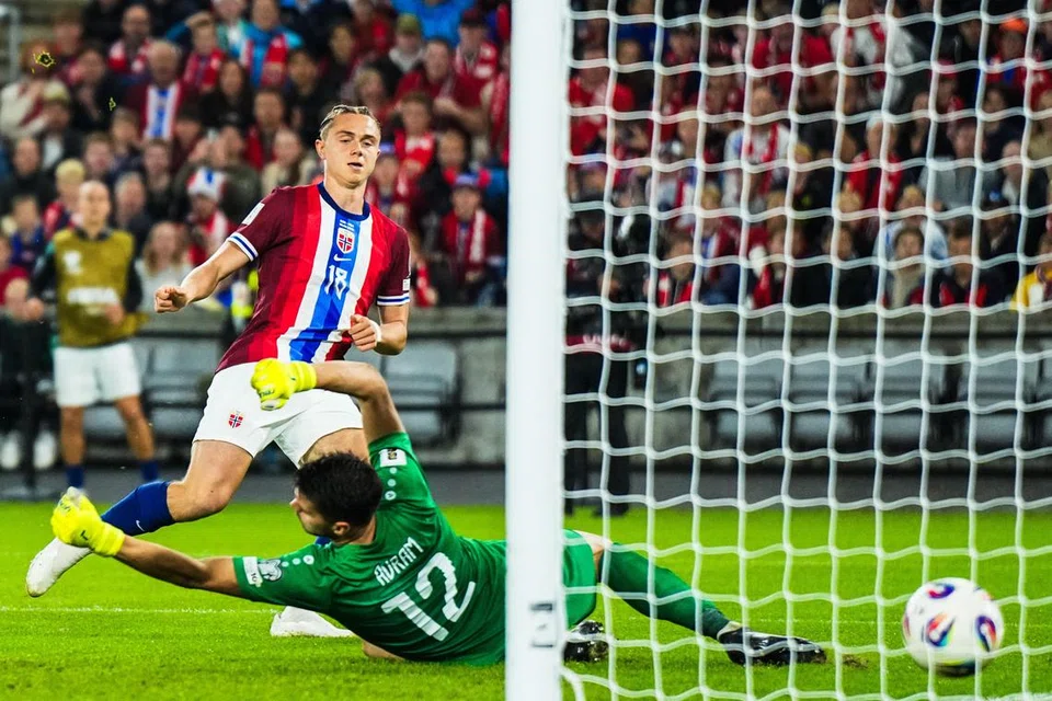 Penyerang Norway, Thelo Aasgaard, menjaringkan gol ketujuh negaranya ketika menentang Moldova. 