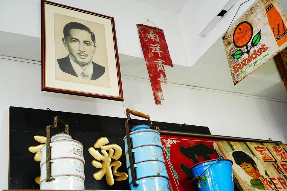 Lukisan potret Presiden pertama Singapura, Allahyarham Encik Yusof Ishak, yang telah berkhidmat dari 1965 hingga 1970. 