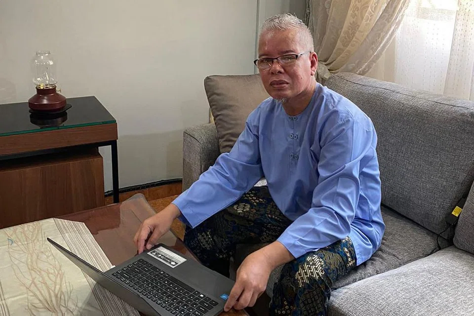 KEBIMBANGAN SAMA: Encik Azmi Abdul Aziz dan Cik Nadhirah Khalid memanfaatkan tempoh penularan Covid-19 untuk mempertingkat diri, masing-masing demi mengekalkan dan mendapatkan pekerjaan. - Foto ihsan AZMI ABDUL AZIZ