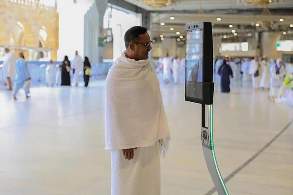 SEMAKIN CANGGIH: ‘Robot pembimbing’ kini disediakan di Masjidil Haram, Makkah, untuk membantu anggota jemaah haji dan umrah yang ingin ketahui lebih lanjut mengenai ritual dan fatwa.