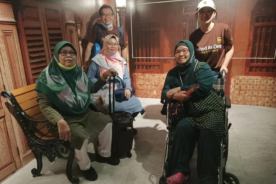 Cik Siti bersama rakan dan sukarelawan semasa lawatan KDF ke muzium Madame Tussauds Singapore pada 2022. 