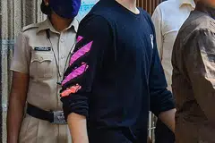 KES DAPAT PERHATIAN LUAS: Aryan, anak bintang Bollywood Shah Rukh Khan, masih dalam tahanan polis akibat terkait kes dadah. - Foto AFP 