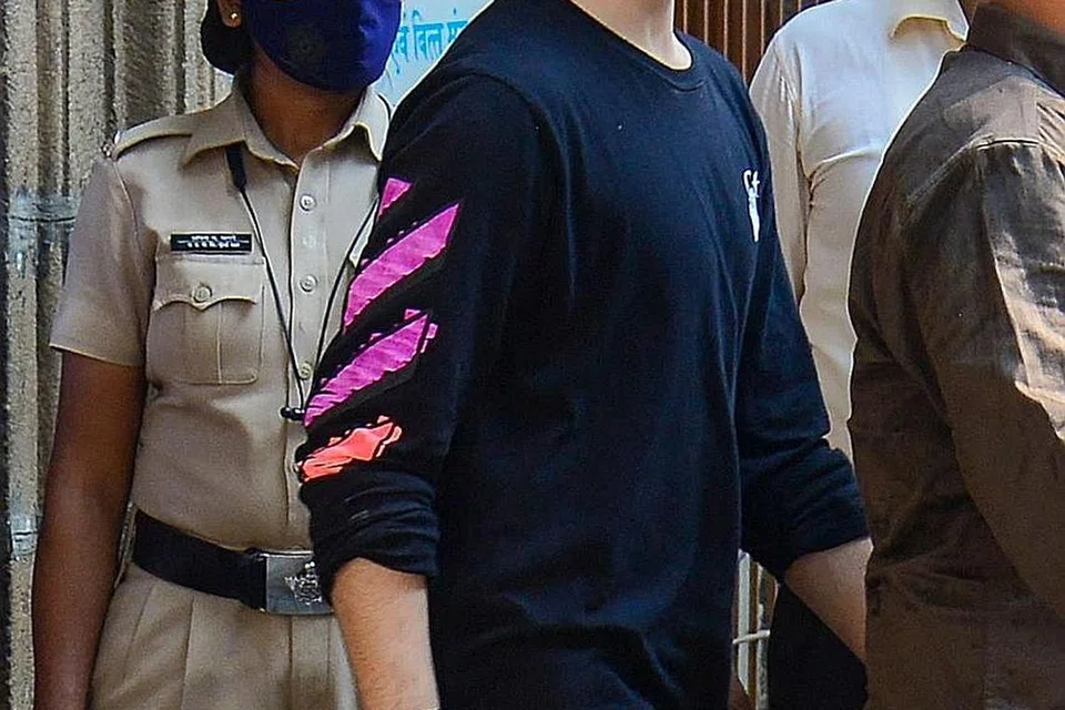 KES DAPAT PERHATIAN LUAS: Aryan, anak bintang Bollywood Shah Rukh Khan, masih dalam tahanan polis akibat terkait kes dadah. - Foto AFP 