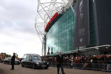 LINTAS OLD TRAFFORD: Kereta yang membawa jenazah mendiang Sir Bobby Charlton turut melintasi Stadium Old Trafford.    