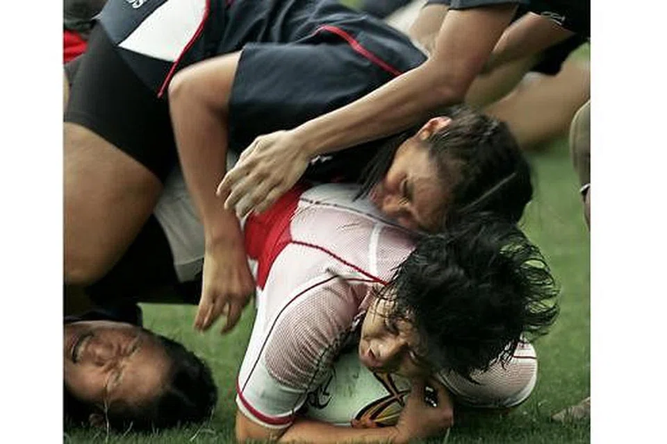 AKSI BERBEZA: Sifat lasak Cik Nur Azurah Mohamed Khalid (berbaju putih merah dalam gambar atas) ketika bermain ragbi banyak membantunya menangani tekanan dan cabaran dalam menguruskan perniagaan kafenya, Wilder.