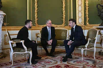 (Dari kiri) Presiden Ukraine, Encik Volodymyr Zelensky; Perdana Menteri Britain, Encik Keir Starmer; dan Presiden Perancis, Encik Emmanuel Macron, mengadakan pertemuan semasa sidang puncak di Lancaster House di London, pada 2 Mac.