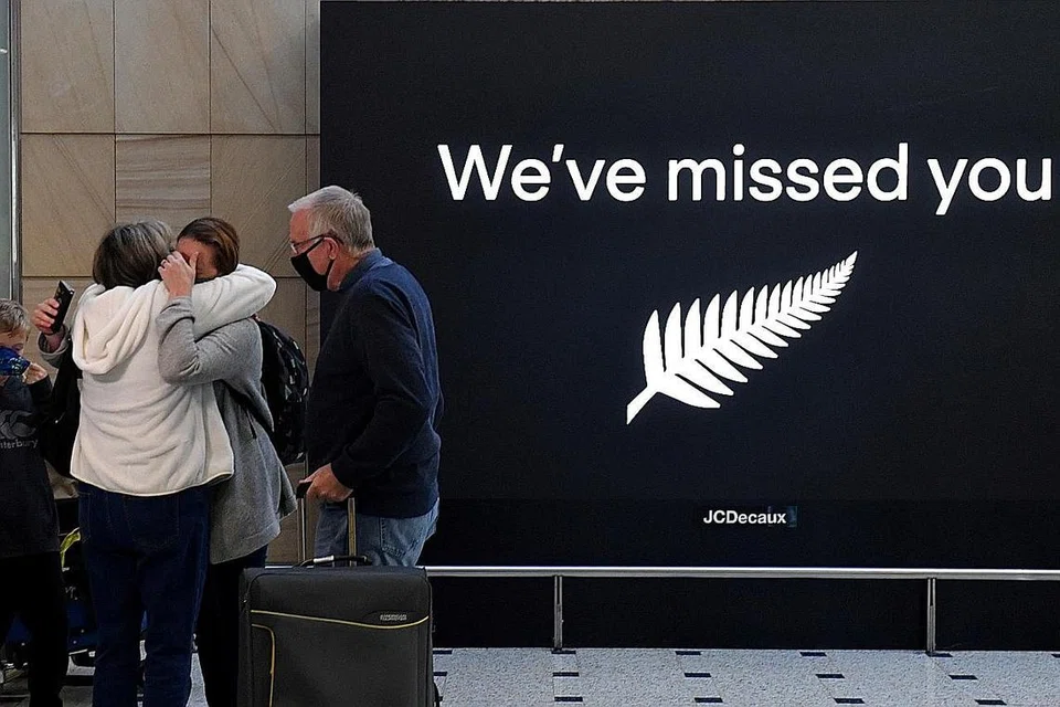GEMBIRA TAK TERKATA: Pengunjung dari New Zealand dilihat mendakap orang tersayang yang berada di Australia sebaik tiba di Lapangan Terbang Antarabangsa Sydney semalam. - Foto REUTERS