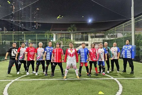 Para pemain yang akan mewakili Singapura di Piala Dunia Persekutuan Bola Sepak Berjalan Antarabangsa (IWFF) di Brisbane, Australia, ialah (dari kiri) Zamri Ismail, Abdul Samad Ahmad, Masazhari Yayit, Justin Liang, Shaifudin Jamaludin, Gordon Ng, Musri Mohamed Isa, Edwin Tan, Dave Lee, Gary Yun, Mohammad Firdaus Mohd Kamal, Mohamed Azminsham Leman dan Edwin Chee.