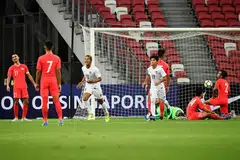 WIRA PASUKAN MYANMAR: (tengah, jersi putih nombor 10) Kyaw Ko Ko meraikan gol pertamanya selepas menembusi benteng pertahanan Singapura pada minit kelima perlawanan.