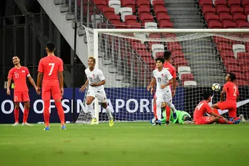 WIRA PASUKAN MYANMAR: (tengah, jersi putih nombor 10) Kyaw Ko Ko meraikan gol pertamanya selepas menembusi benteng pertahanan Singapura pada minit kelima perlawanan.