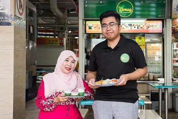 BIMBANG AKAN MASA DEPAN: Meskipun berjaya membuka sebuah gerai, Cik Nerita Yolanda bersama anaknya, Encik Muhd Adnin Suhaimi, tetap bimbang akan masa depan perniagaan mereka. - Foto BH oleh LEE JIA WEN