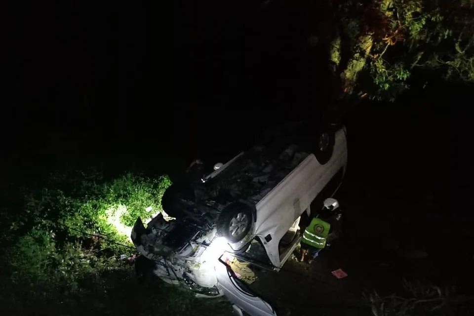MASUK GAUNG: Sebuah van persiaran yang membawa 10 pelancong terbabas dan terjunam ke dalam gaung sedalam enam meter di Bukit Genting, Pulau Pinang. Keadaan van berwarna putih yang terbalik di cerun itu dimuat naik di TikTok.