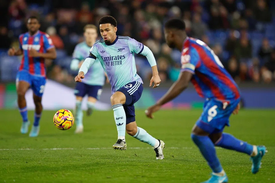 Ketiadaan Bukayo Saka, yang mengalami kecederaan otot hamstring semasa menentang Crystal Palace pada 22 Disember 2024, nampaknya tidak begitu menjejas Arsenal apabila pemain lain bermain dengan baik,  terutama Ethan Nwaneri (dua dari kanan), yang membantu dalam dua gol dalam kemenangan 3-1 ke atas Brentford.