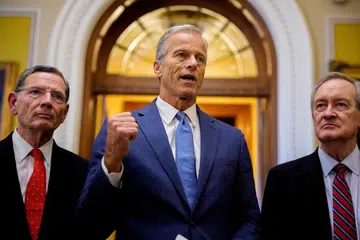 Pemimpin Majoriti Senat Encik John Thune (tengah), bersama senator Republikan Encik John Barrasso (kiri) dan Encik Mike Crapo, bercakap kepada pemberita selepas Senat meluluskan Rang Undang-undang perbelanjaan, pada 1 Julai 2025.