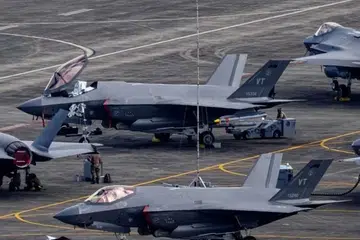 Kakitangan bertugas di sekitar jet pejuang F-35 Lightning II Tentera Udara Amerika Syarikat di bekas pangkalan tentera laut Roosevelt Roads di Ceiba, Puerto Rico, pada 3 Januari 2026. Pemerintahan Presiden Donald Trump meluluskan potensi penjualan 48 jet F-35 bernilai AS$24.3 bilion (31.2 bilion) kepada Arab Saudi, meskipun timbul kebimbangan bahawa teknologi sensitif pesawat itu boleh terdedah kepada China.