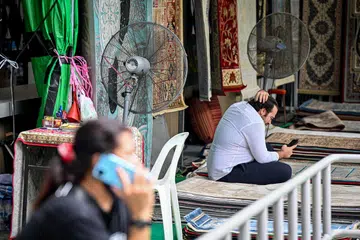 Satu kipas tak cukup sehinggakan memerlukan dua kipas besar! Itulah yang dapat dilihat di sebuah gerai menjual karpet di Bazar Geylang Serai. Begitu bahang suasana persekitaran sehinggakan dua kipas besar ligat berputar pada kelajuan maksimum. Ia sekurang-kurangnya dapat memberikan sedikit kelegaan kepada penjual karpet di tengah panas terik yang begitu menyengat. 