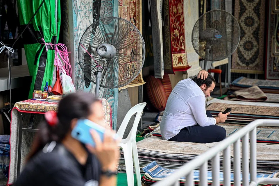 Satu kipas tak cukup sehinggakan memerlukan dua kipas besar! Itulah yang dapat dilihat di sebuah gerai menjual karpet di Bazar Geylang Serai. Begitu bahang suasana persekitaran sehinggakan dua kipas besar ligat berputar pada kelajuan maksimum. Ia sekurang-kurangnya dapat memberikan sedikit kelegaan kepada penjual karpet di tengah panas terik yang begitu menyengat. 