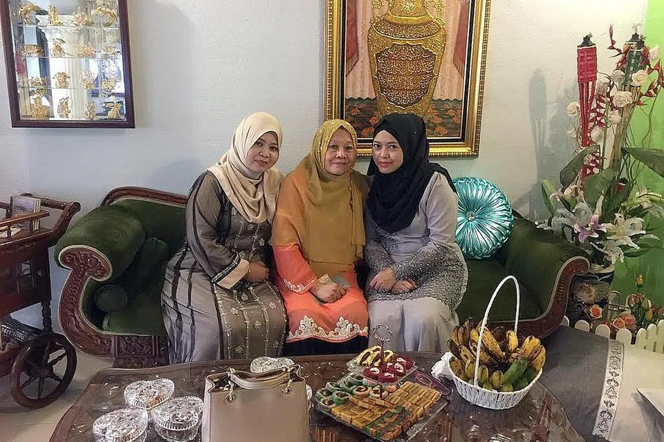 SIAP TERIMA TETAMU: Cik Jalisa Mohd Jailani (kiri) bersama ibunya, Cik Salha Awang, dan adiknya, Cik Jelita Mohd Jailani, sudah bersedia menyambut lebih 100 tetamu termasuk sahabat handai yang merupakan mereka bukan berbangsa Melayu yang akan datang untuk ke rumahnya sempena Hari Raya. - Foto ihsan JALISA JAILANI