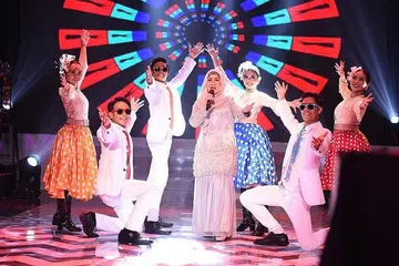 SUARA MASIH 'POWER': Sanisah Huri (tengah) menjayakan konsert amal 'Sinaran Hati' buat julung-julung kalinya dengan menyajikan lagu sayu, 'Gelisah' dan lagu pop yeh yeh, 'Siapa Gerangan'. - Foto MEDIACORP SURIA