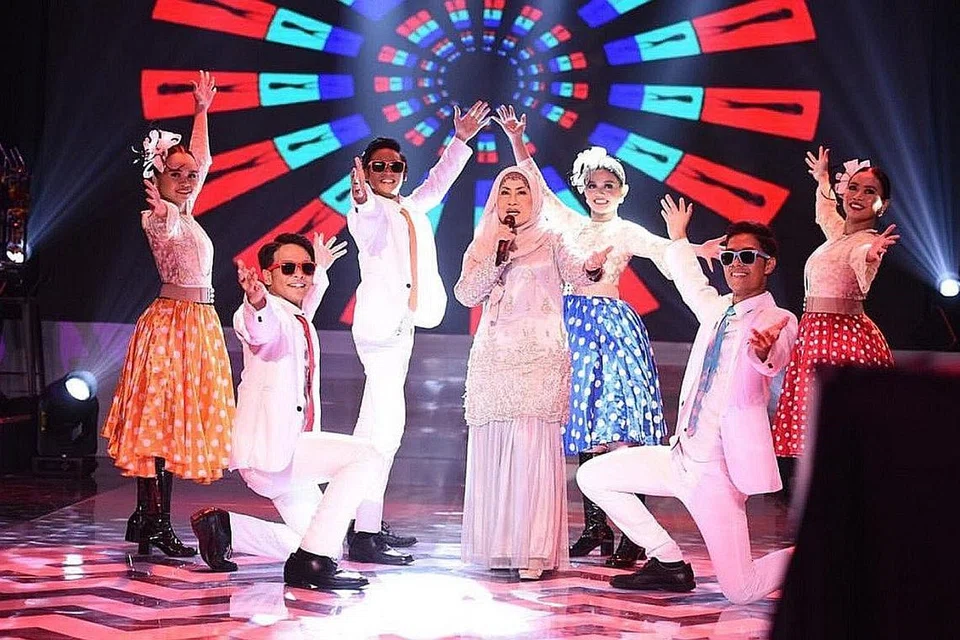 SUARA MASIH 'POWER': Sanisah Huri (tengah) menjayakan konsert amal 'Sinaran Hati' buat julung-julung kalinya dengan menyajikan lagu sayu, 'Gelisah' dan lagu pop yeh yeh, 'Siapa Gerangan'. - Foto MEDIACORP SURIA