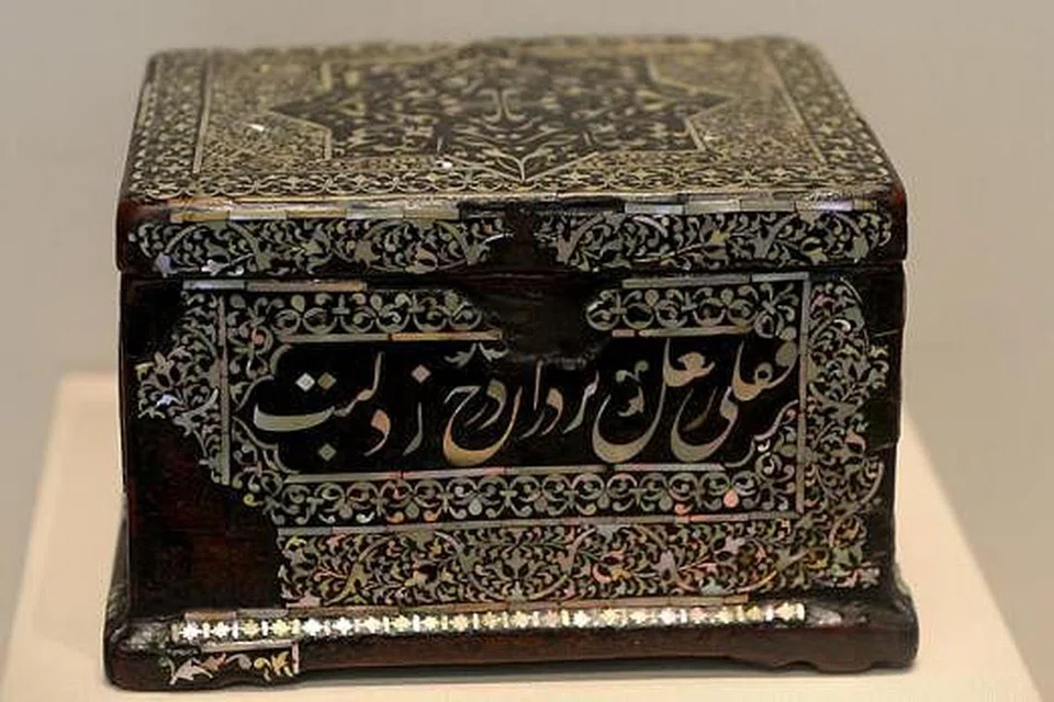 KOLEKSI SENI ISLAM: Kotak dari abad ke-16 yang dihiasi dengan indung mutiara dan kalimah Arab yang berasal dari India ini menunjukkan hubungan antara pelbagai budaya yang terjalin sejak dahulu.