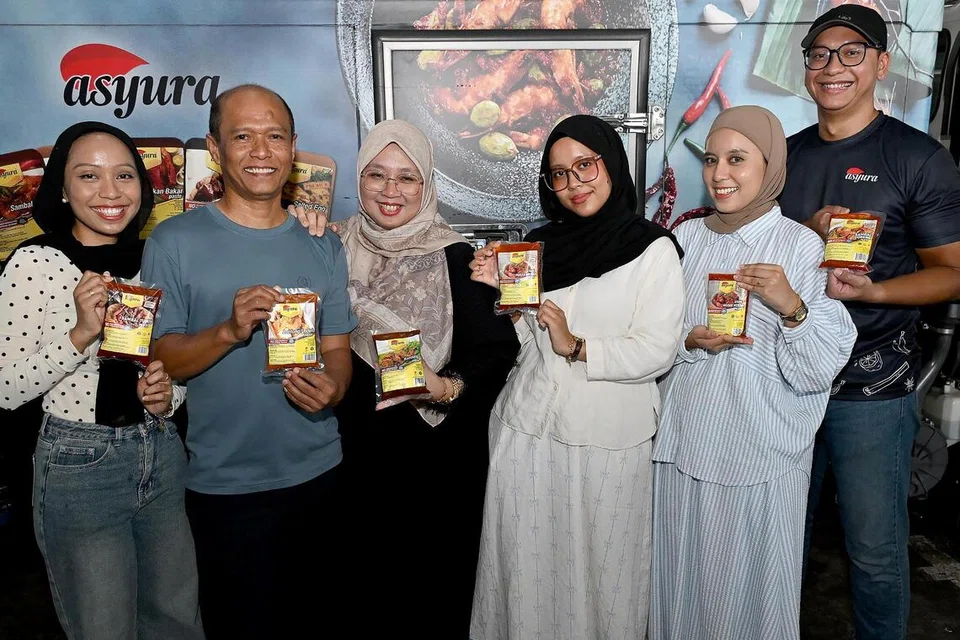 (Dari kiri) Eksekutif Jualan dan Perkongsian, Cik Amylia Ramlan; Pengarah Urusan, Encik Ramlan Sanwan; Pengasas dan Pengarah Urusan, Cik  Norhuda Rabani; Pembantu Peribadi kepada Pengarah Urusan, Cik Aryna Ramlan; Pengurus Pemasaran dan Pembangunan Perniagaan, Cik Amira Ramlan; dan Pengurus Operasi, Encik Dinie Elfian.