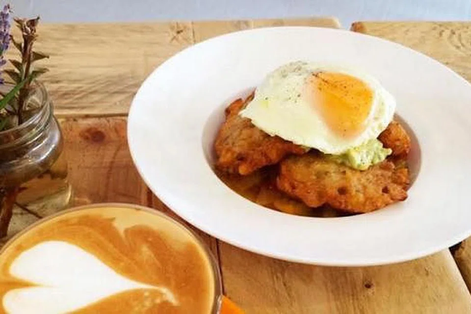 PRAWN AND CORN FRITTERS: Hidangan yang seakanakan jemputjemput ini berintikan udang dan jagung, disaji dengan krim avokado, salsa dan telur.