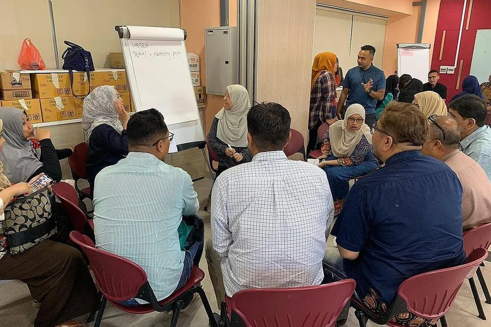 GABUNG MINDA: Mereka yang hadir berkumpul Ahad lalu di Kelab Masyarakat Tampines West untuk berbincang tentang program yang akan ditawarkan M³@Tampines. - Foto M³@TAMPINES