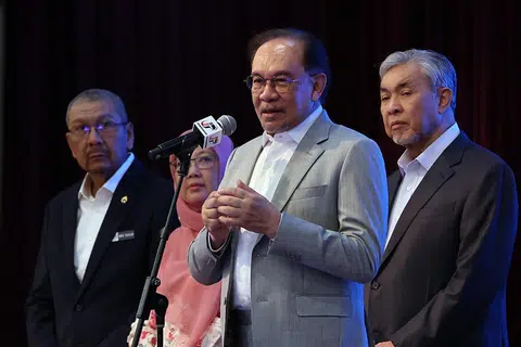 Perdana Menteri Malaysia, Datuk Seri Anwar Ibrahim (dua dari kanan), menghadiri Majlis Perhimpunan Bulanan Perdana Menteri bersama Warga Kerja Jabatan Perdana Menteri (JPM) di Dewan De Seri Endon, Puspanitapuri pada 7 April.