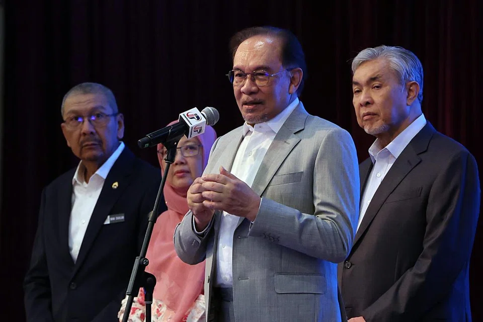 Perdana Menteri Malaysia, Datuk Seri Anwar Ibrahim (dua dari kanan), menghadiri Majlis Perhimpunan Bulanan Perdana Menteri bersama Warga Kerja Jabatan Perdana Menteri (JPM) di Dewan De Seri Endon, Puspanitapuri pada 7 April.