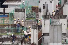 LANGKAH BARU: Beberapa langkah HSP akan dikekalkan, manakala langkah baru akan diperkenalkan untuk mengukuhkan langkah keselamatan di tempat kerja di peringkat sektor, syarikat dan pekerja.