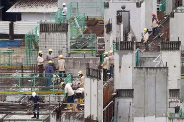 LANGKAH BARU: Beberapa langkah HSP akan dikekalkan, manakala langkah baru akan diperkenalkan untuk mengukuhkan langkah keselamatan di tempat kerja di peringkat sektor, syarikat dan pekerja.