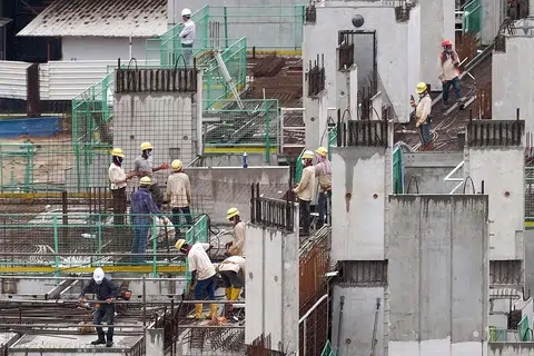 LANGKAH BARU: Beberapa langkah HSP akan dikekalkan, manakala langkah baru akan diperkenalkan untuk mengukuhkan langkah keselamatan di tempat kerja di peringkat sektor, syarikat dan pekerja.