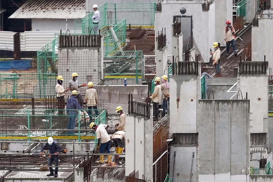 LANGKAH BARU: Beberapa langkah HSP akan dikekalkan, manakala langkah baru akan diperkenalkan untuk mengukuhkan langkah keselamatan di tempat kerja di peringkat sektor, syarikat dan pekerja.