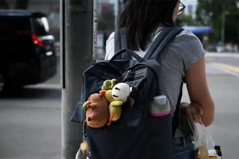 Beg, termasuk beg galas, yang dipenuhi dengan patung kecil, mainan ‘plush’, rantai kunci, dan perhiasan yang mencerminkan gaya peribadi telah menjadi sangat popular.