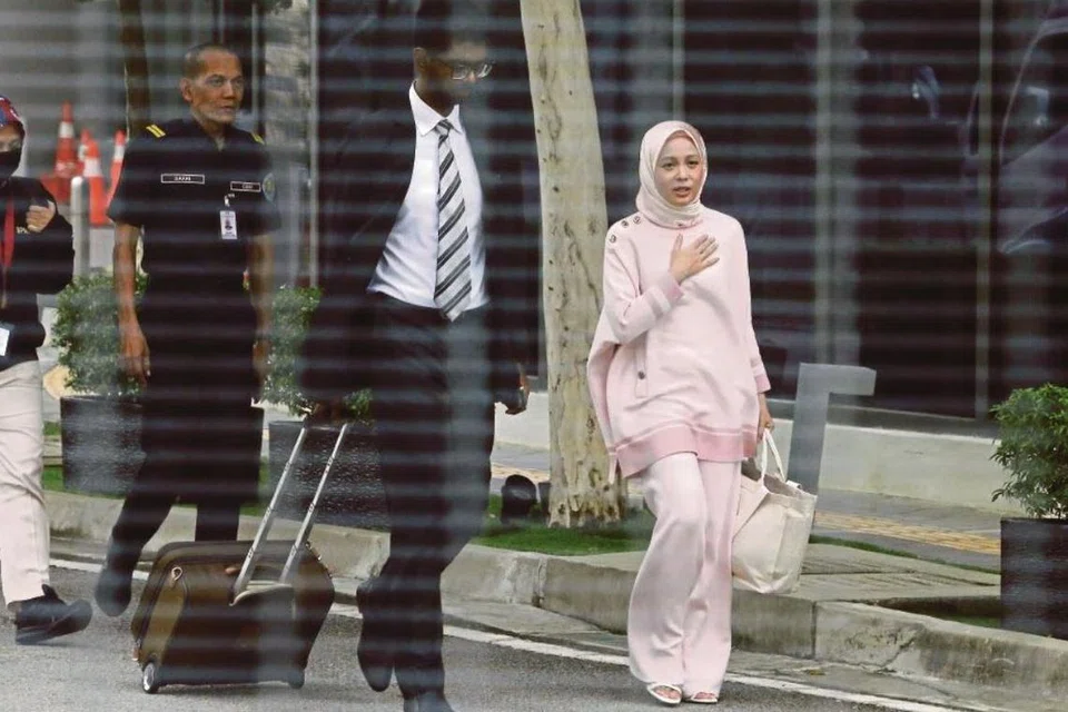 Pengasas platform e-dagang FashionValet, Datin Vivy Yusof, memberi keterangan di ibu pejabat Suruhanjaya Pencegahan Rasuah Malaysia (SPRM), Putrajaya. Siasatan kes kerugian pelaburan RM43.9 juta membabitkan syarikat berkaitan kerajaan (GLIC) dalam FashionValet itu masuk hari keempat pada 8 November. 