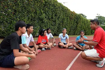 KEPUASAN YANG TIADA BANDINGANNYA: Hosni memberikan kata-kata perangsang kepada barisan atlit istimewa di bawah bimbingannya. - Foto fail