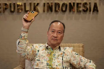 Menteri Perindustrian Indonesia, Encik Agus Gumiwang Kartasasmita, memegang iPhone miliknya dalam sidang media di pejabat Kementerian Perindustrian pada 8 Januari. Pada hari yang sama, Indonesia mengekalkan larangan terhadap iPhone 16 meskipun Apple berjanji melabur AS$1 bilion ($1.37 bilion) di negara tersebut.