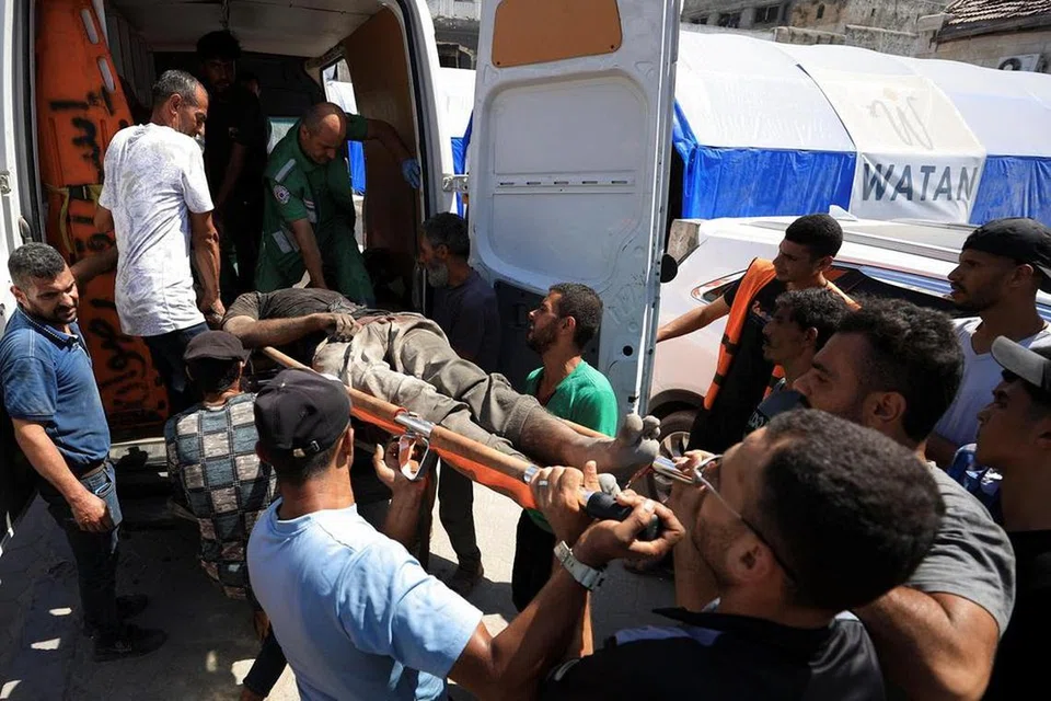 Rakyat Palestin mengusung seorang lelaki yang cedera di Hospital Arab Al-Ahli di Kota Gaza, pada 4 September.