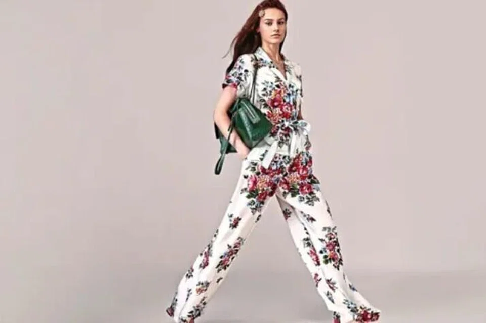 Flower Bouquet-print Twill Vanity Shirt, yang direka untuk keanggunan dan keselesaan, dipadankan dengan seluar dari bahan dan corak yang sama.