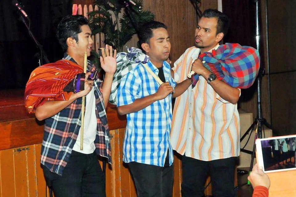 AKSI BUJANG: Tiga jejaka membawakan adegan daripada filem P. Ramlee, 'Pendekar Bujang Lapok' - Foto KAMPUNG NEW ZEALAND