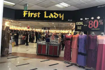 PERSAINGAN SENGIT: Second Chance Properties Ltd (SCP) akan menutup butik First Lady di tingkat satu Tanjong Katong Complex (TKC) akhir bulan depan. Penutupan itu bermakna First Lady akan hanya mempunyai sebuah butik sahaja di tingkat dua pusat beli-belah itu. - Foto BH oleh NORHAIZA HASHIM