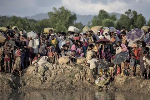 NASIB MALANG: Sekumpulan pelarian Rohingya dari Myanmar kelihatan tiba di Sungai Naf di Whaikyang di sempadan Bangladesh. Amerika Syarikat telah mengumumkan mahu menambah jumlah bantuan kemanusiaan bagi pelarian Rohingya di Bangladesh dan Myanmar sebanyak dua kali ganda. - Foto AFP
